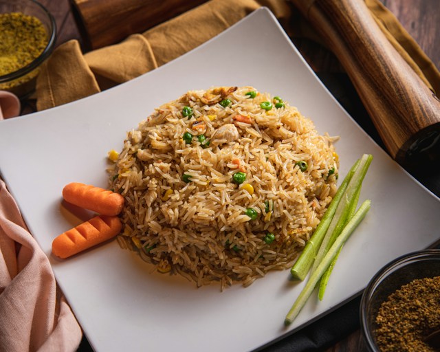 Smażony brązowy ryż z warzywami 